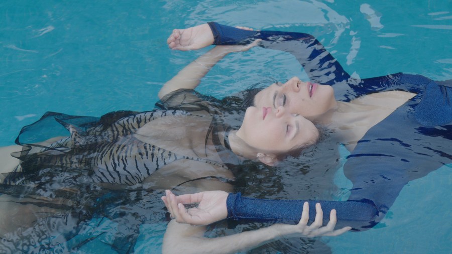 Zemmoa e Ilse Hendrix presentan "Pausa", una canción que encuentra en la serenidad una nueva forma de celebrar la vida