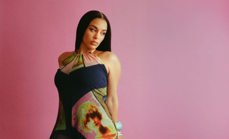 Jorja Smith lanza "Alive" junto a Wizkid y anuncia su tercer álbum, "What Are The Odds."