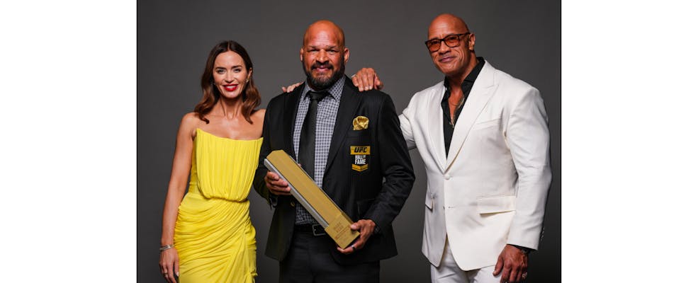 Dwayne "La Roca" Johnson entrega homenaje a Mark Kerr en su histórica inducción al Salón de la Fama