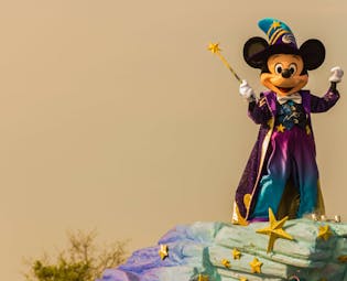 Karl Lagerfeld en los 100 años de Disney