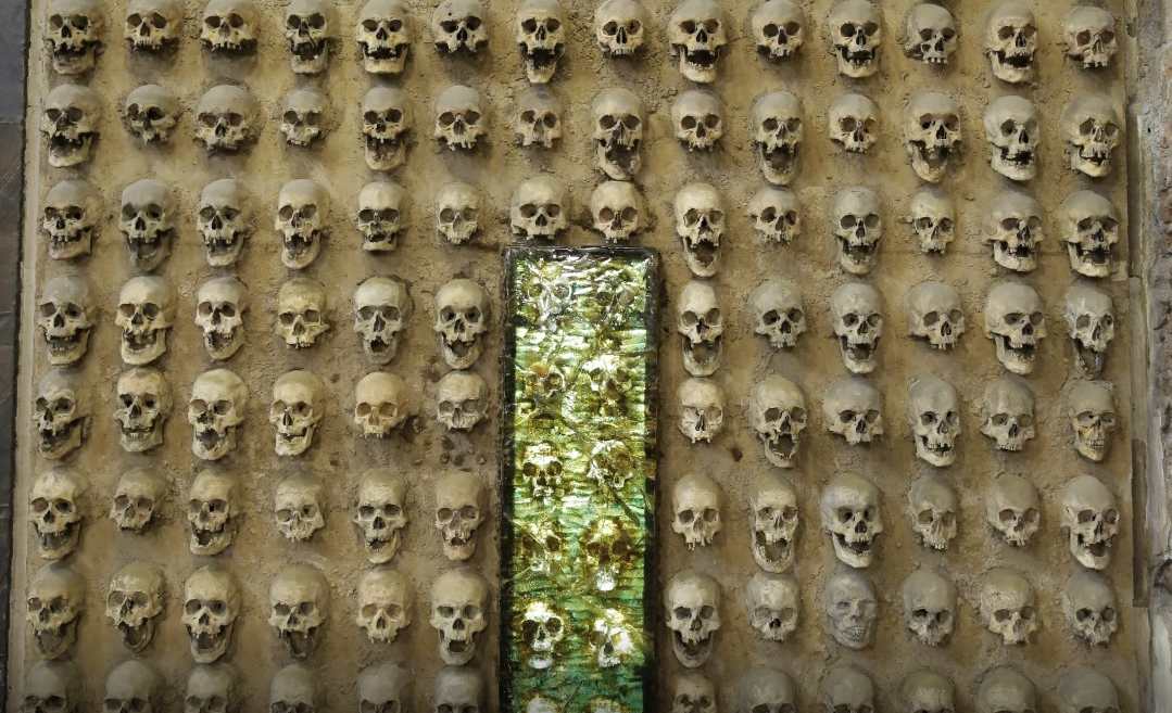 El INBAL restaura el panel “Tzompantli” del mural de Rafael Cauduro